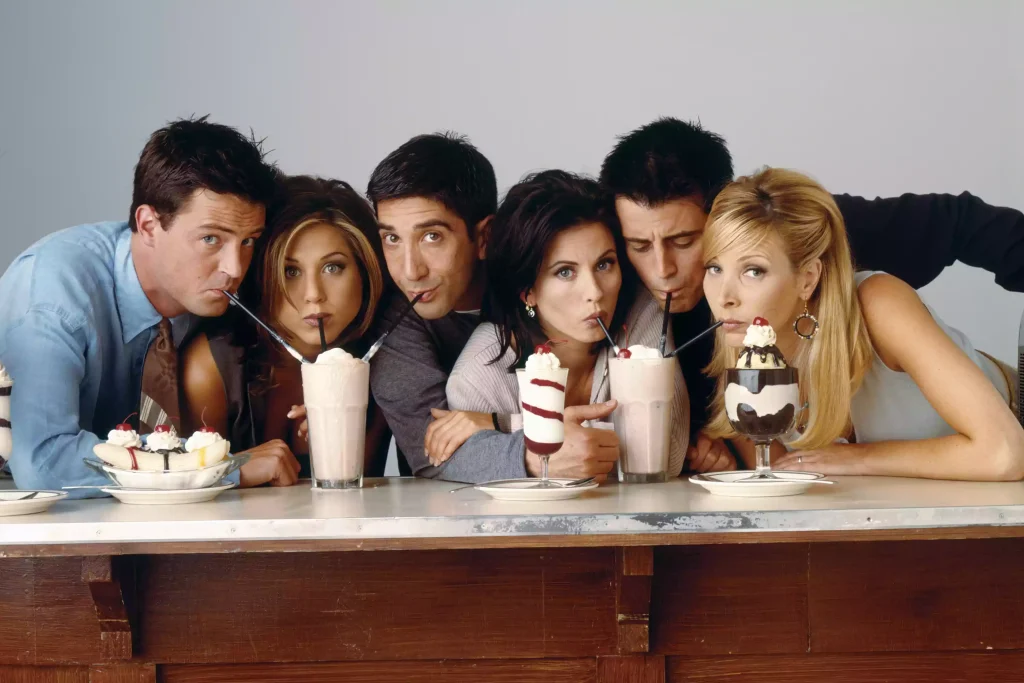 Matthew Perry as Chandler Bing, Jennifer Aniston as Rachel Green, David Schwimmer as Ross Geller, Courteney Cox as Monica Geller, Matt Le Blanc as Joey Tribbiani and Lisa Kudrow as Phoebe Buffay on 'Friends'. (PHOTO: VIA PEOPLE, NBCU PHOTO BANK/NBCUNIVERSAL VIA GETTY)