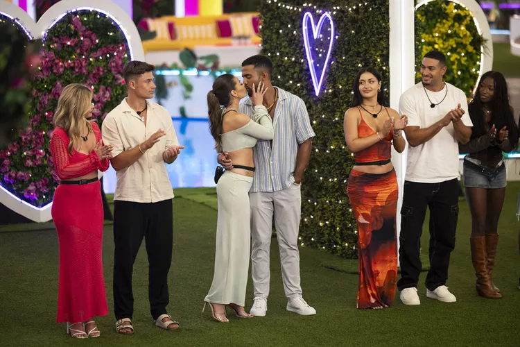 Kaylor Martin, Aaron Evans, Nicole Jacky, Kendall Washington, Leah Kateb, Miguel Harichi and Serena Page on 'Love Island USA'. (PHOTO: VIA PEOPLE, KIM NUNNELEY/PEACOCK)