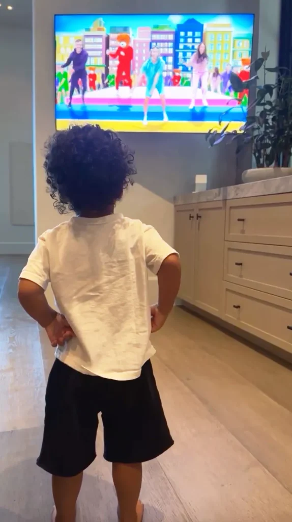 Khloé Kardashian posts cute video of son Tatum watching 'Danny Go!'. (PHOTO: KHLOE KARDASHIAN/INSTAGRAM)