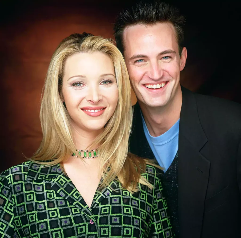 Lisa Kudrow as Phoebe Buffay and Matthew Perry as Chandler Bing on 'Friends'. (PHOTO: VIA PEOPLE, NBCU PHOTO BANK/NBCUNIVERSAL/GETTY)