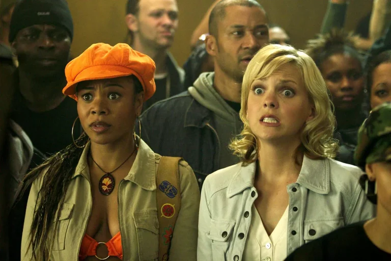 Regina Hall and Anna Faris in "Scary Movie 3" (2003). (PHOTO: VIA PEOPLE, MOVIESTORE/SHUTTERSTOCK)