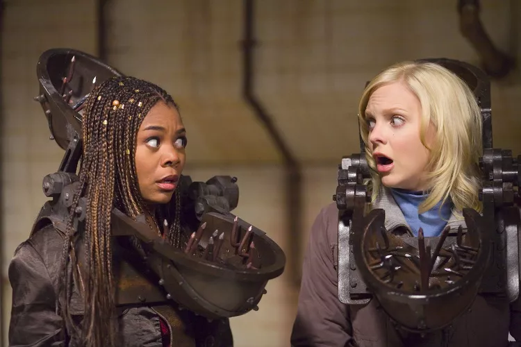 Regina Hall and Anna Faris in "Scary Movie 4" (2006). (PHOTO: VIA PEOPLE, MARNI GROSSMAN/DIMENSION/KOBAL/SHUTTERSTOCK)