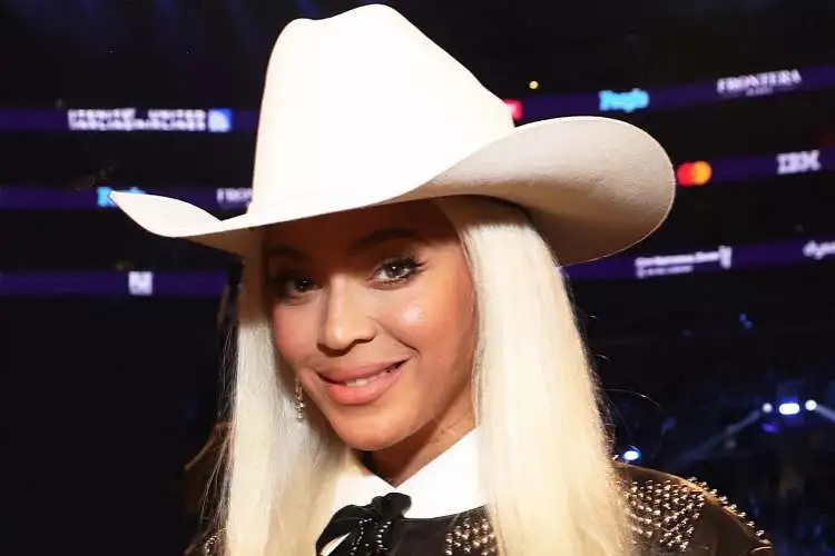 Beyonce attends the 66th GRAMMY Awards. (PHOTO: VIA PEOPLE, KEVIN MAZUR/GETTY)