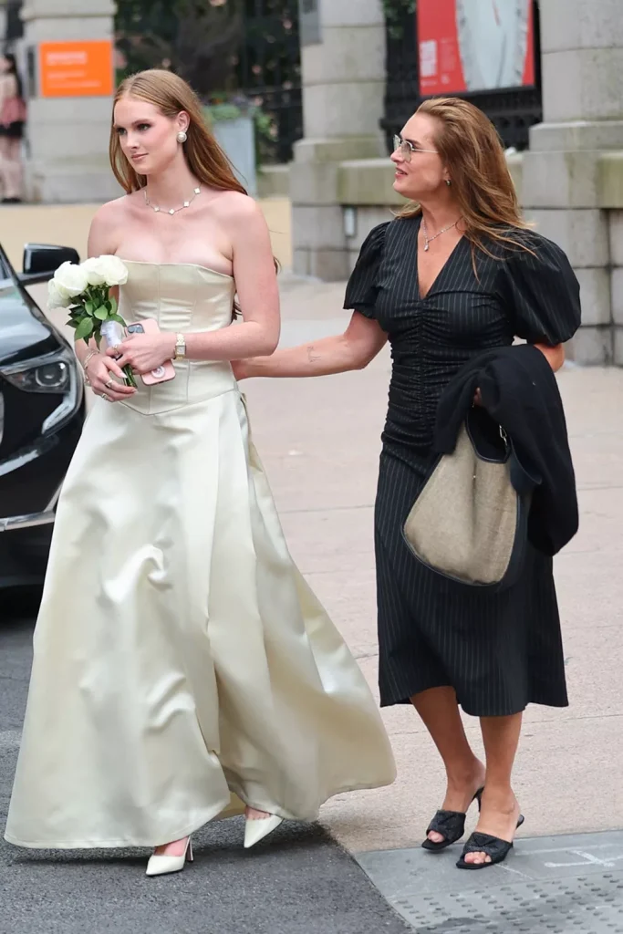 Brooke Shields and her family attend her daughter Grier Hammond Henchy's graduation ceremony in New York City. (PHOTO: VIA PEOPLE, T.JACKSON/BACKGRID)