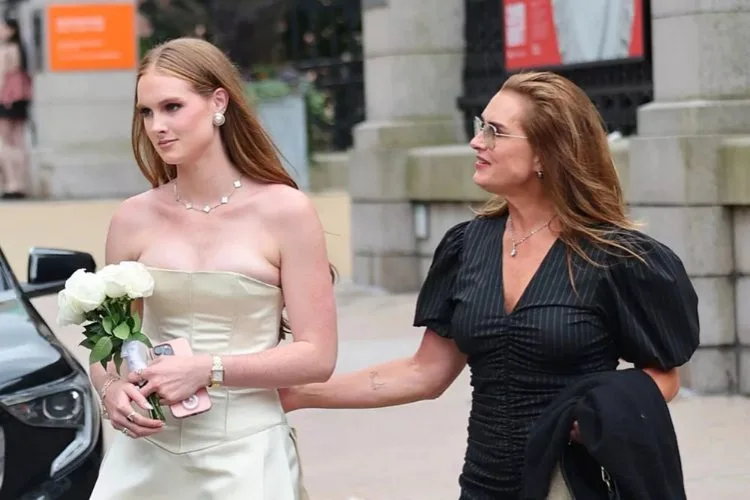 Brooke Shields and her family attend her daughter Grier Hammond Henchy's graduation ceremony in New York City. (PHOTO: VIA PEOPLE, T.JACKSON/BACKGRID)