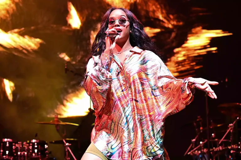 H.E.R. performs in Atlanta in October 2021. (PHOTO: VIA PEOPLE, Paras Griffin/Getty)