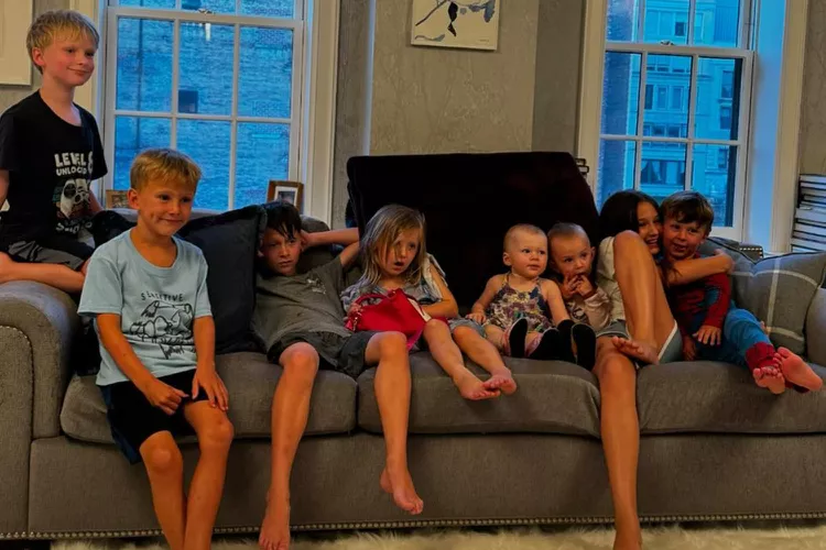 Ireland Baldwin's daughter Holland meets Alec and Hilaria Baldwin's seven kids. (Photo: Ireland Baldwin/Instagram)