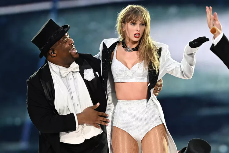 Kameron Saunders and Taylor Swift. (PHOTO: VIA PEOPLE, Gareth Cattermole/TAS24/Getty)