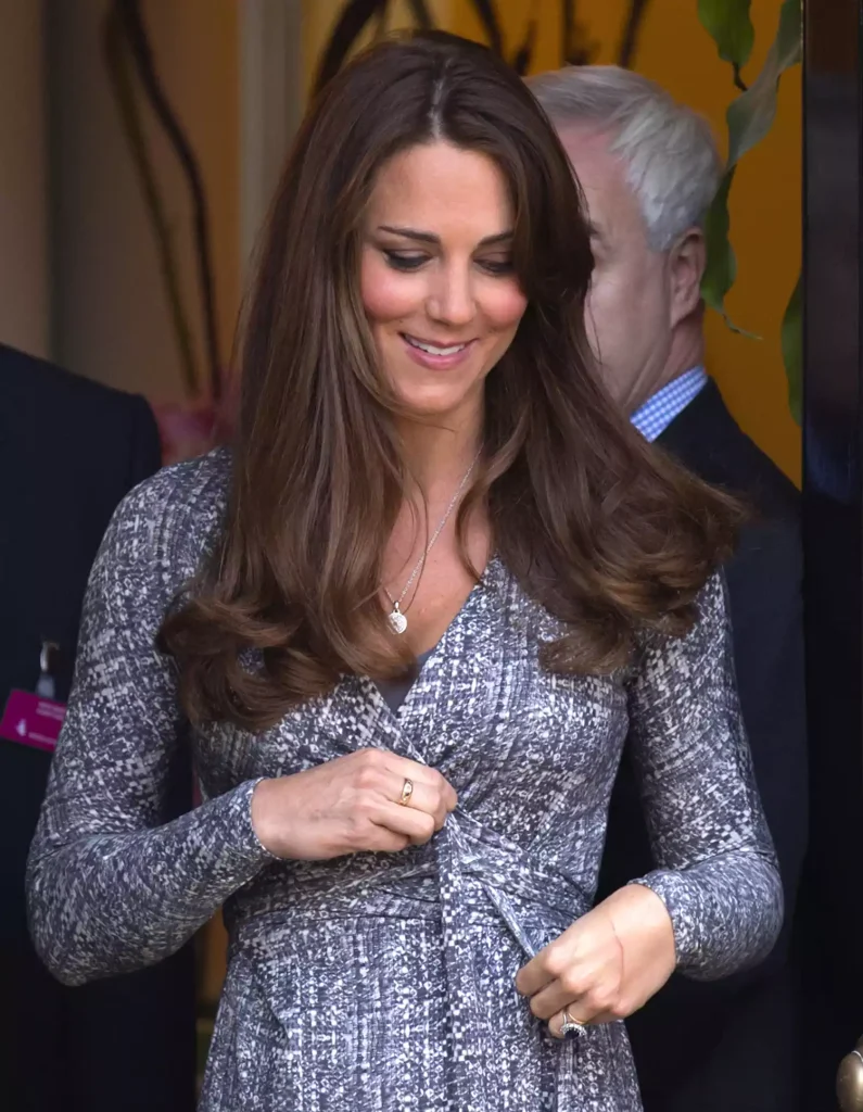 Kate Middleton wears ring from Prince William at Hope House on February 19, 2013. (PHOTO: VIA PEOPLE, Indigo/Getty)