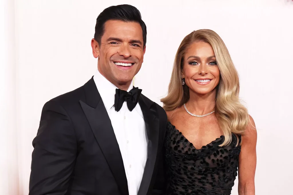 Kelly Ripa and husband Mark Consuelos. (PHOTO: VIA PEOPLE, Kevin Mazur/Getty)