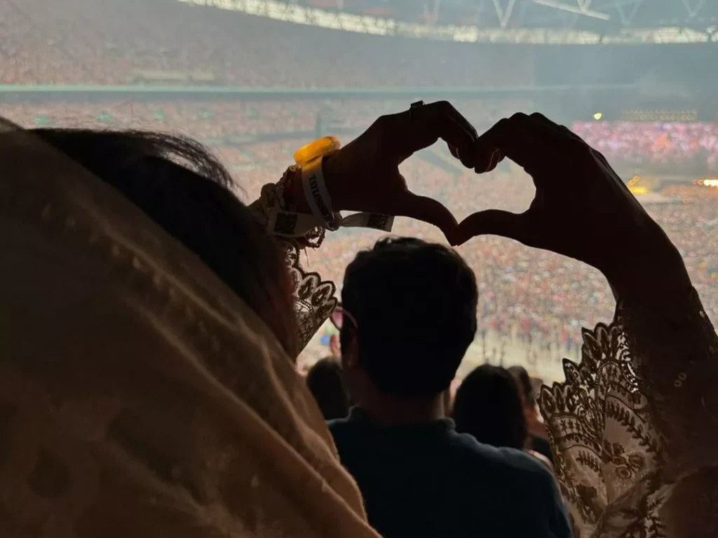 Malala Yousafzai making heart hands at a Taylor Swift concert in London. (PHOTO: Malala Yousafzai/Instagram)