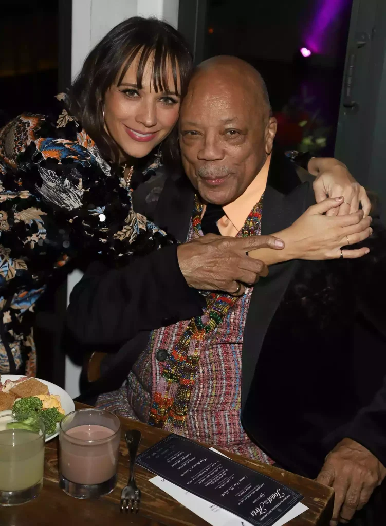 Rashida Jones and dad Quincy Jones at an event in West Hollywood in February 2019. (PHOTO: VIA PEOPLE, ARNOLD TURNER/GETTY IMAGES)