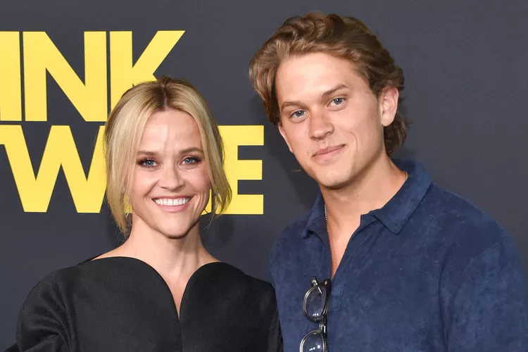 Reese Witherspoon and her son Deacon at the "Blink Twice" premiere. (PHOTO: VIA PEOPLE, CHRIS DELMAS/AFP via Getty)