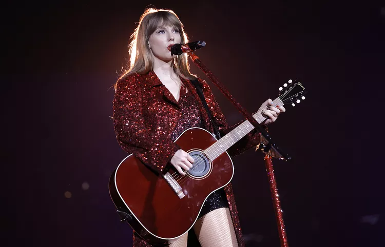 Taylor Swift performs in March 2024 in Arizona. (PHOTO: VIA PEOPLE, Kevin Winter/Getty Images for TAS Rights Management)