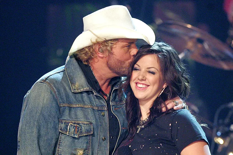 Toby Keith and Krystal Keith perform in Nashville in November 2004. (PHOTO: VIA PEOPLE, Frank Micelotta/Getty)