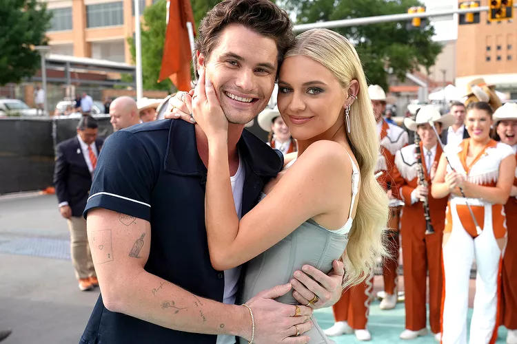 Chase Stokes and Kelsea Ballerini in Austin in 2023. (PHOTO: VIA PEOPLE, Jeff Kravitz/Getty)