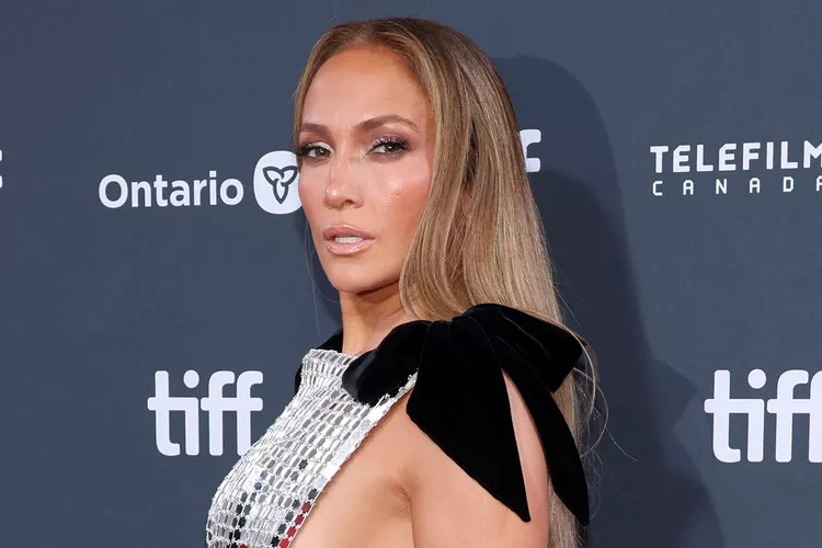 Jennifer Lopez at TIFF 2024. (PHOTO: VIA PEOPLE, Cindy Ord/Getty)