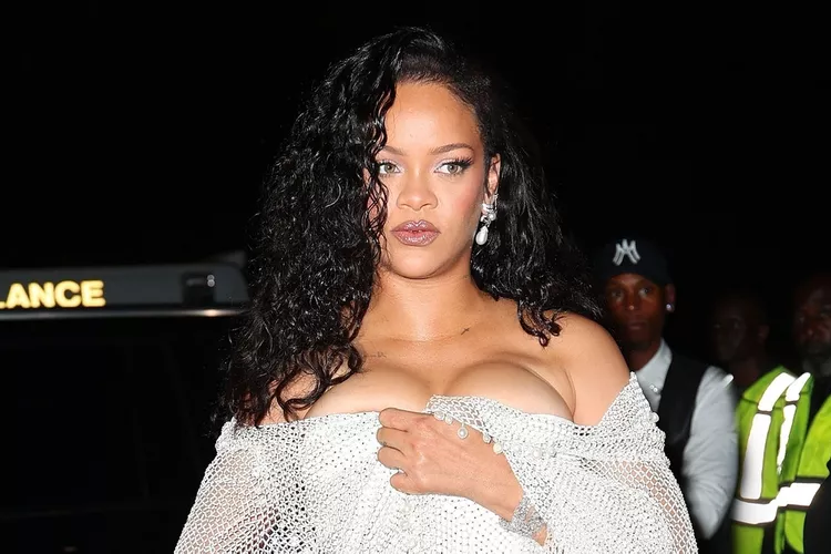 Rihanna arrives at the Alaïa New York Fashion Week show on Sept. 6, 2024. (PHOTO: VIA PEOPLE, Tatiana / BACKGRID)