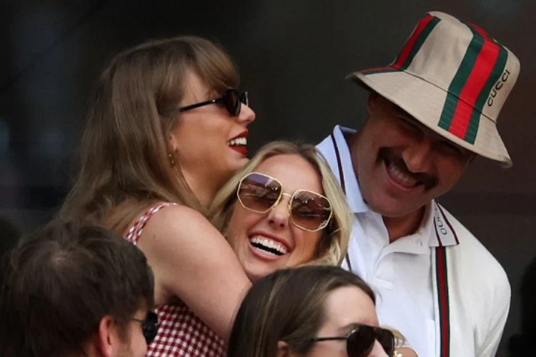 Taylor Swift hugs Brittany Mahomes on the final day of the US Open. (PHOTO: VIA DEADLINE, Al Bello/Getty Images)